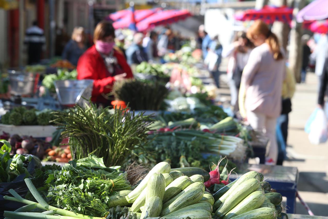 
Split: Na gradskoj tržnici bogata ponuda povrća