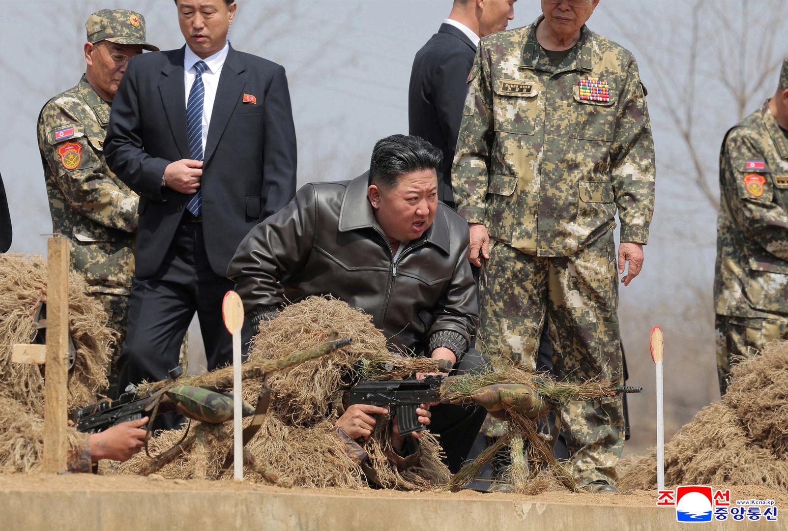 Prema KCNA-u, Kim je nadzirao "vježbe gađanja automatskim i snajperskim puškama", a nakon osobnog testiranja novog oružja, izrazio je "veliko zadovoljstvo učinkovitošću i moći snajperske puške razvijene našom tehnologijom". 