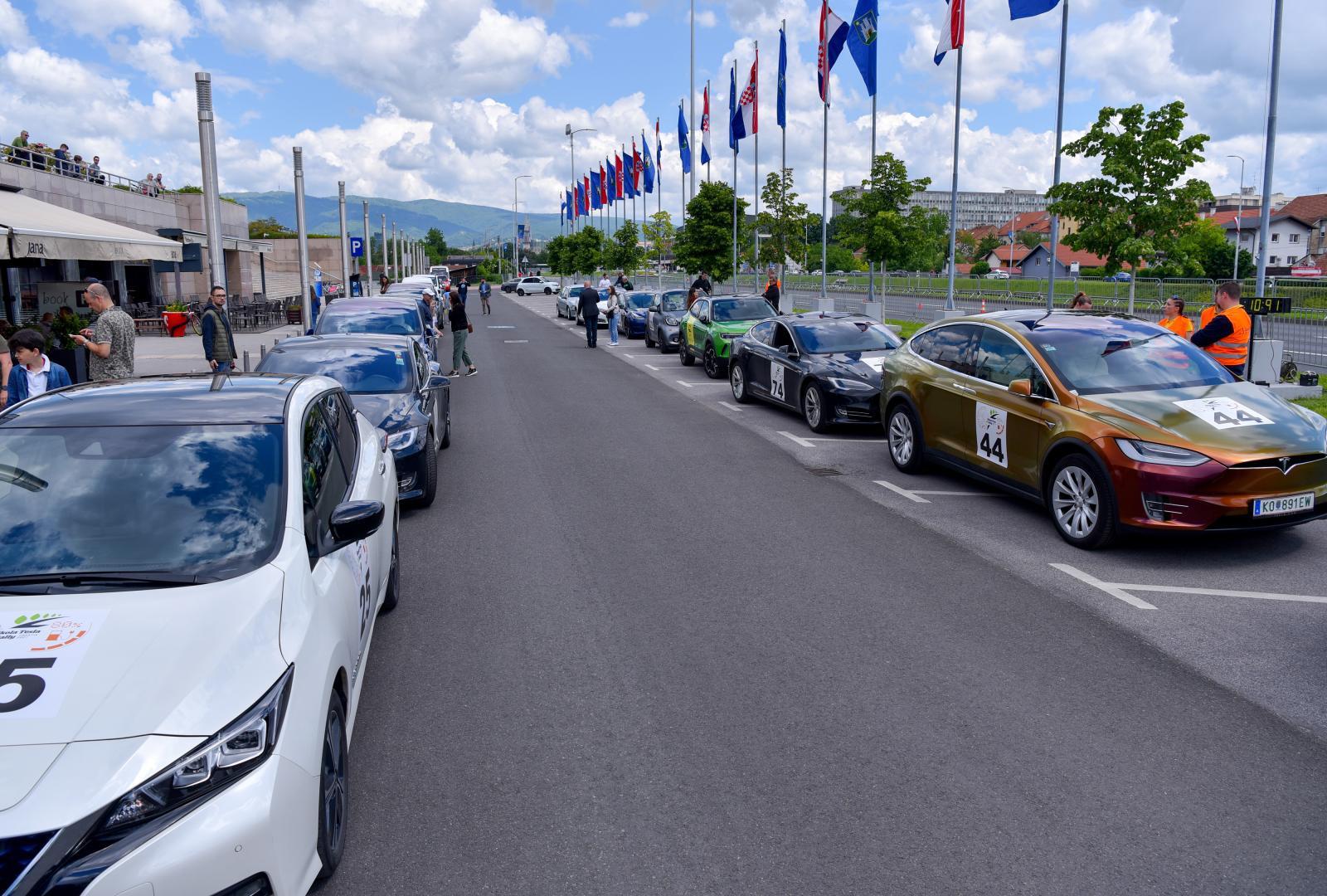 30.05.2021., Zagreb - U organizaciji ''E.V.A. BLUE'' na Aveniji Veceslava Holjevca odrzana automobilisticka manifestacija ''Nikola Tesla EV Rally Croatia 2021'', u kojoj je sudjelovalo oko 20 elektricnih vozila.Photo: Bruno Fantulin/PIXSELL