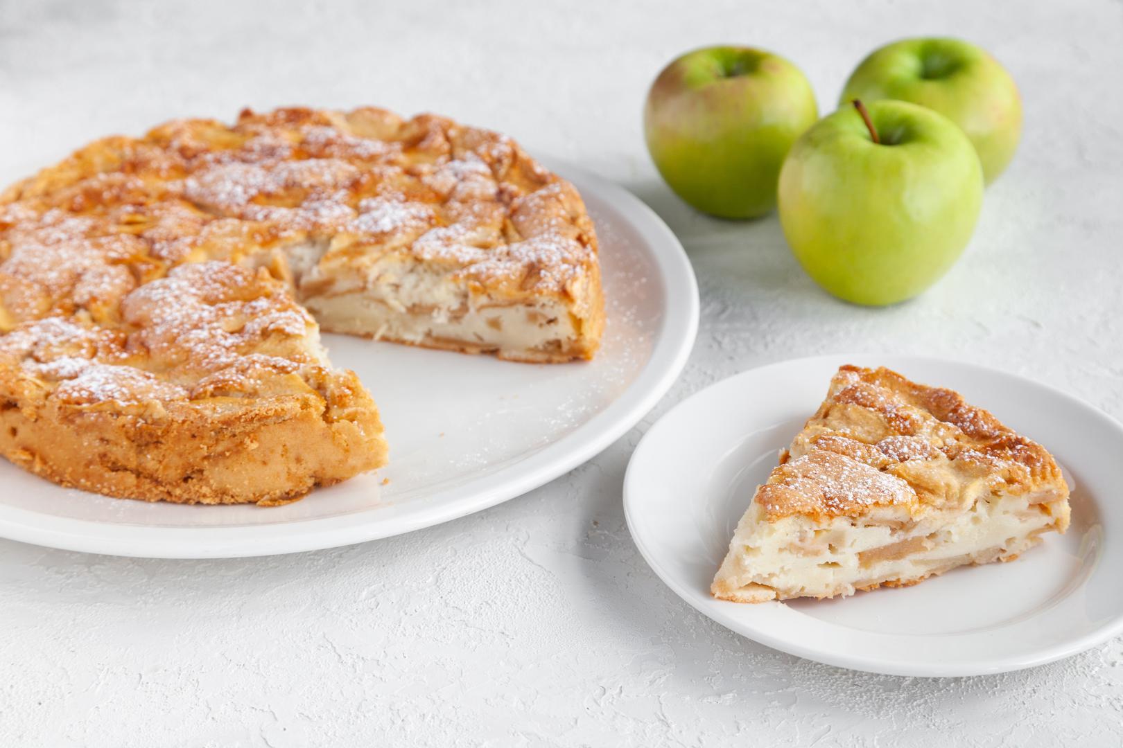 Šarlota od jabuka: Šarlota od jabuka spaja profinjenost klasične šarlote s toplinom i slatkoćom sočnih jabuka. Nježni biskvit obavija aromatičan nadjev od jabuka, stvarajući savršenu harmoniju okusa i tekstura. Ovaj desert idealan je za jesen, ali i za svaku priliku kada želite poslužiti elegantnu, a ipak domaću slasticu koja oduševljava i okusom i izgledom. Šarlotu of jabuka možete preliti domaćim karamelom za još bolji okus.