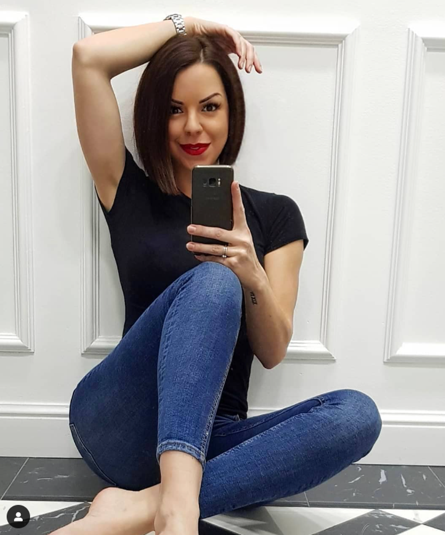 Na Instagramu redovito dijeli fotografije svojih treninga, vožnji motorom te inspirativne poruke.