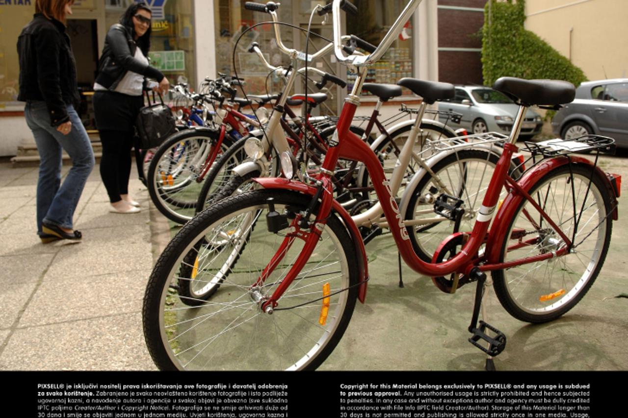 '04.05.2011., Cakovec - Prodavaonicama s biciklima prodaja porasla uoci primanja sakramenta svete potvrde ili krizme, ilustracija.  Photo: Vjeran Zganec-Rogulja/PIXSELL'