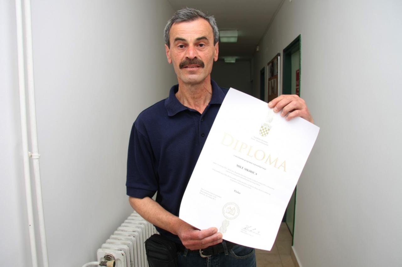 '31.05.2011. Karlovac - U ucilistu Ivora podijeljene svjedozbe o prekvalifikaciji odraslih za zanimanje pcelar i 3D dizajner. Milan Sikirica prekvalificirao se za zanimanje pcelar. Photo: Kristina Ste