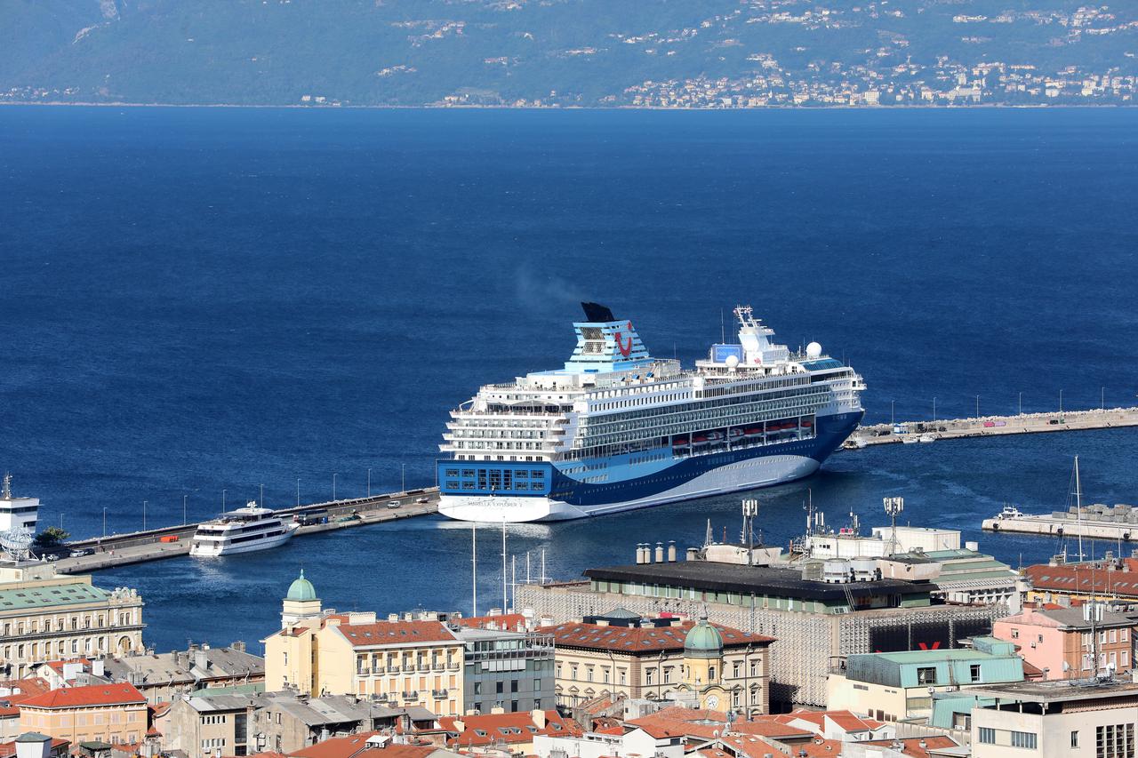 Kruzeri Marella Explorer 2 i Mein Schiff ispred riječke luke