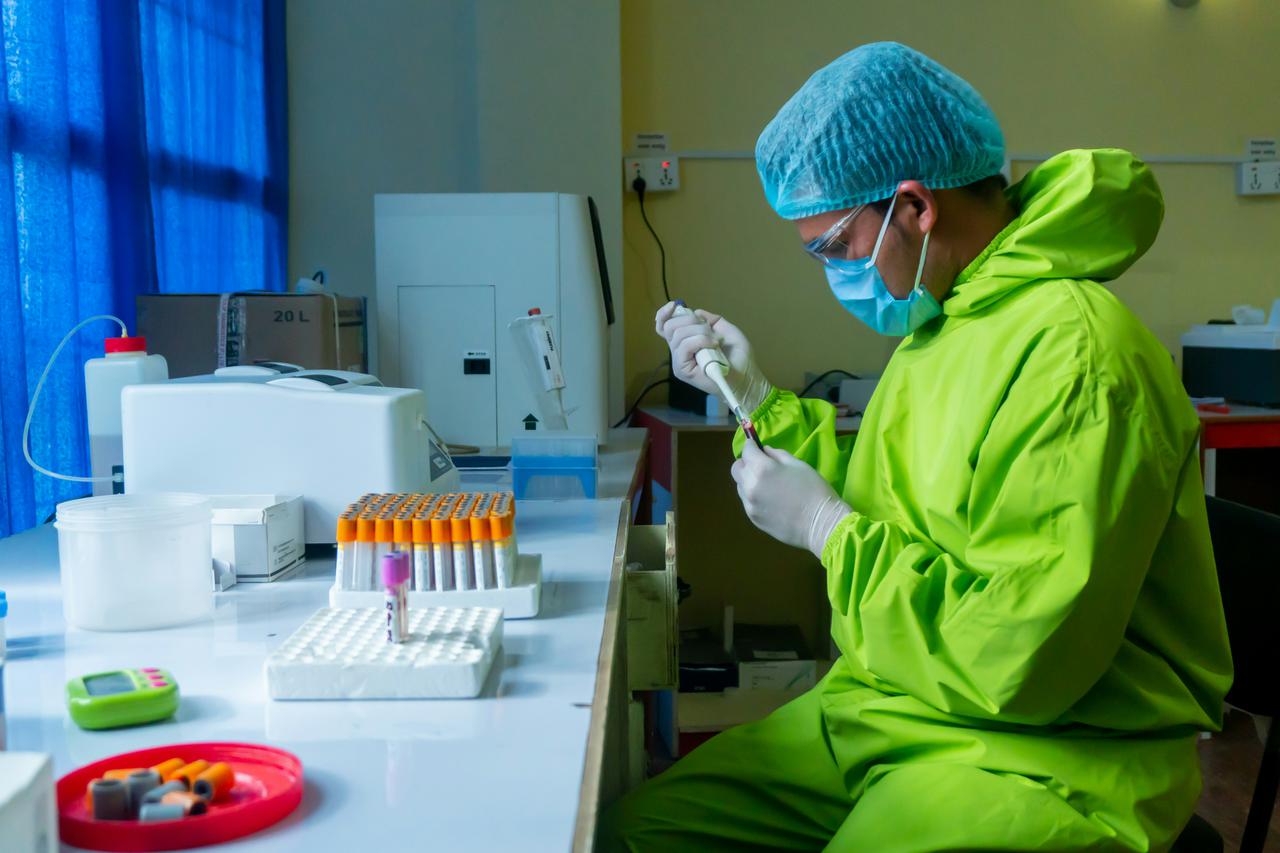 DOKTOR, VIURS, LABORATORIJ