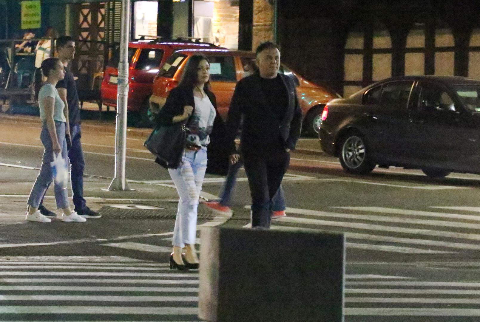 Par je snimljen u Beogradu tijekom izlaska u jedan od restorana, a kasnije su snimljeni i kako su se držeći za ruke uputili prema  stanu Branislava Lečića.