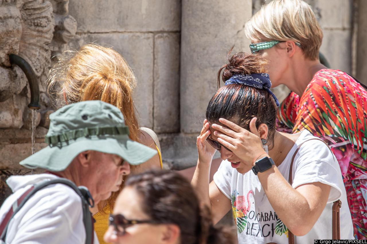 Dubrovnik: Velike vrućine i gužve turista na Stradunu mnoge su natjerale na veliku i malu Onofrijevu fontanu po osvježenje