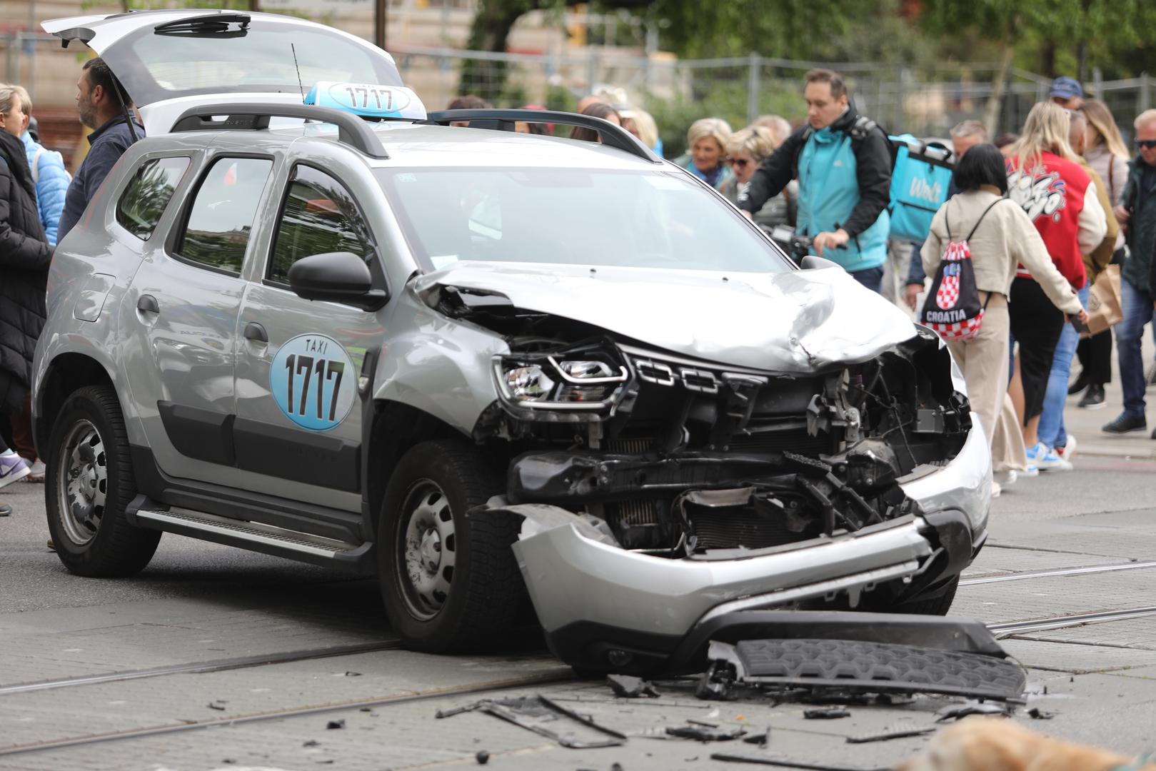 Zbog ove prometne nesreće na teren je izašla i policija, a tramvajski promet koji ide prema Zrinjevcu je trenutno u zastoju.