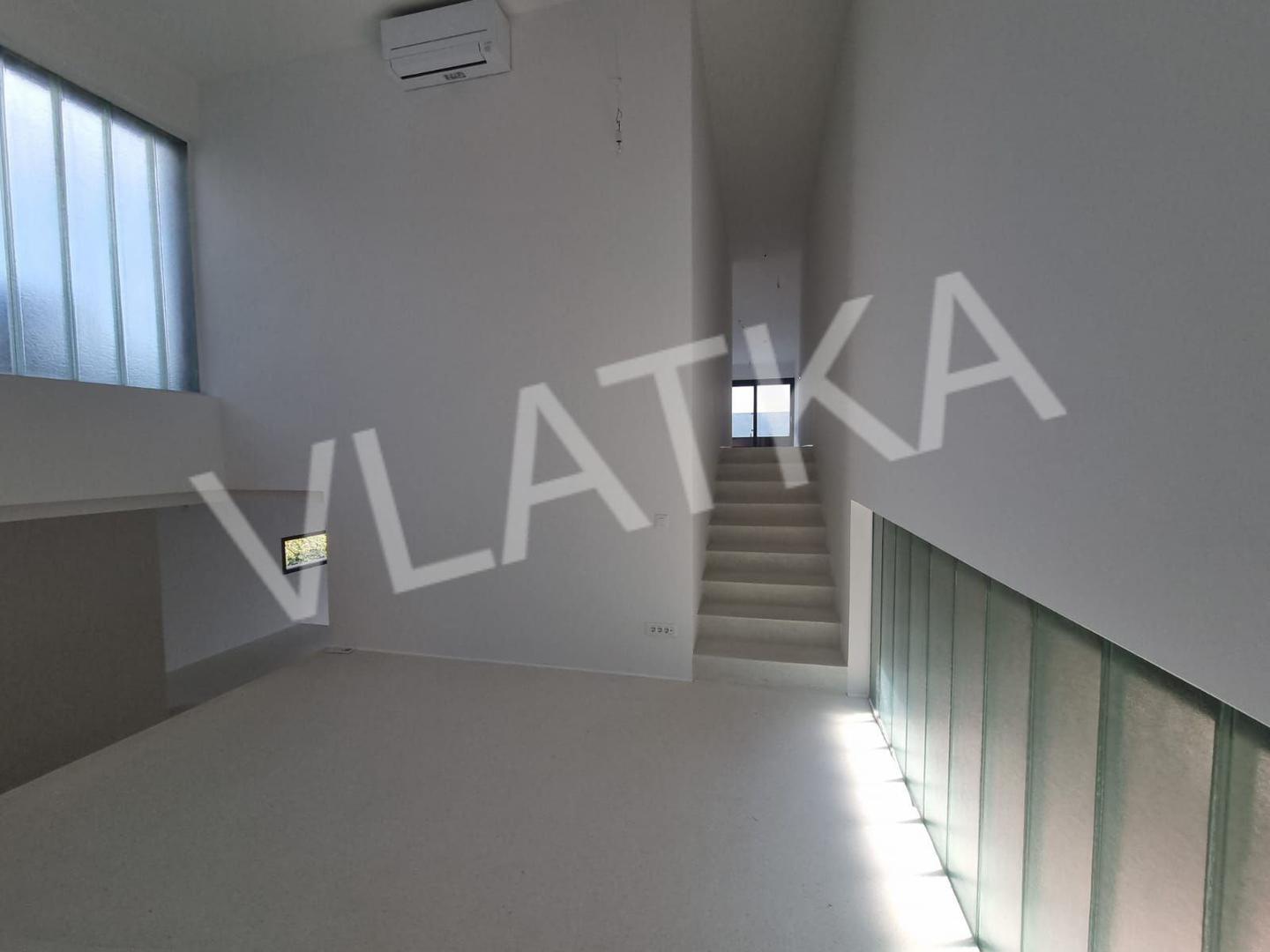 Na katu se nalazi glavna spavaća soba s garderobom, vlastitom kupaonicom i izlazom na terasu nudi intimni prostor za odmor. Uz nju, prostran dječji apartman može se po potrebi podijeliti na dvije zasebne spavaće sobe s kupaonicom, prilagođavajući se potrebama obitelji.