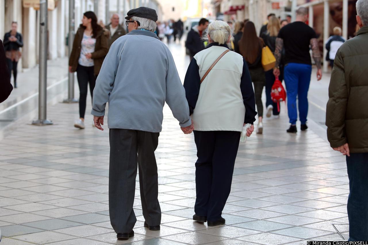 Split: Stariji par uživa u šetnji Marmontovom ulicom