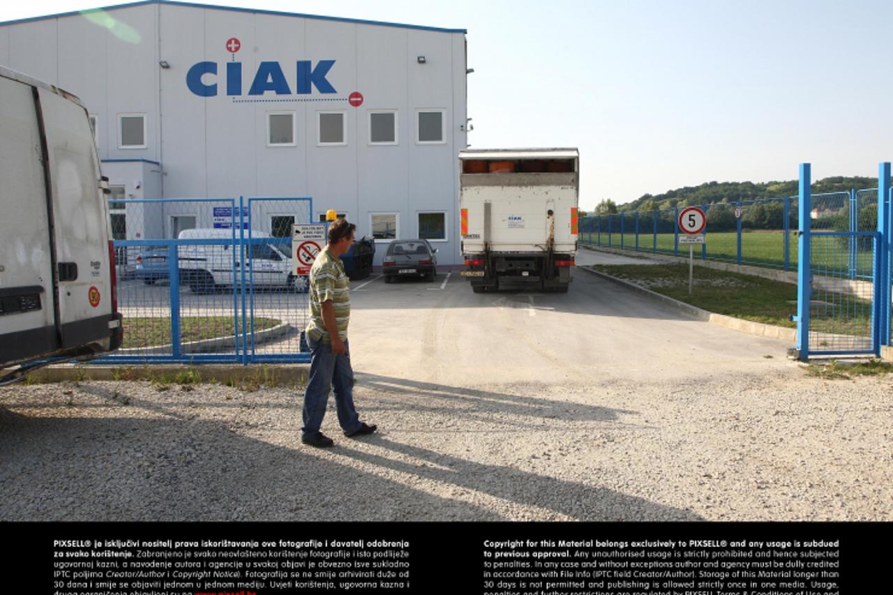 '15.07.2009., Zagreb, Hrvatska - Kamioni tvrtke Ciak prevoze opasni otpad pronadjen na Zitnjaku. Otpad se prevozi u njihovo skladiste u Zaboku gdje ce se prepakirati i odvesti u inozemstvo na unistava