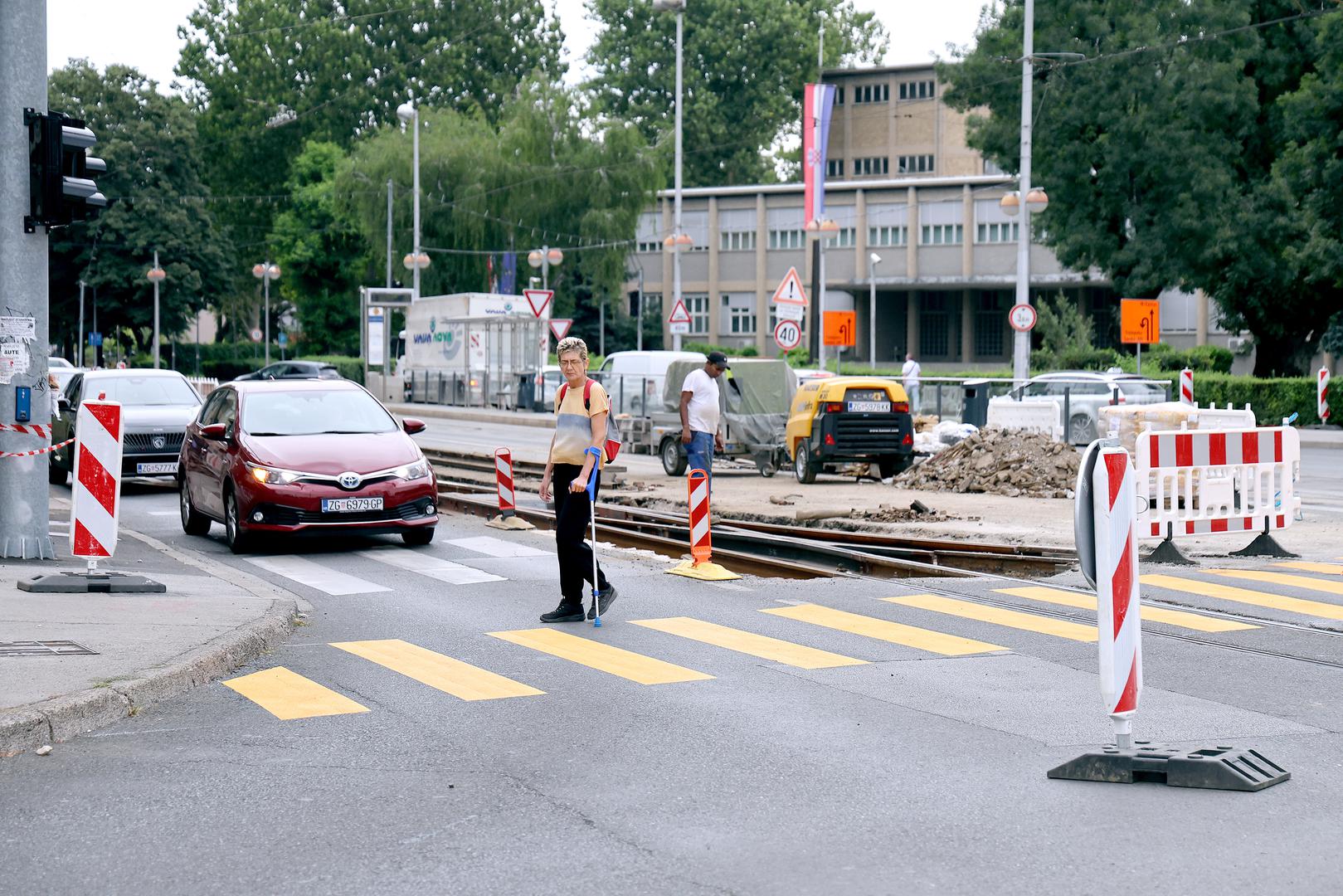 Na križanju Savske i Vukovarske, podsjetimo, u tijeku su radovi vrijedni pet milijuna eura, a paralelno se realiziraju dva važna projekta. Prvi je sveobuhvatna obnova magistralnog vodovoda u Vukovarskoj, vrijedna 3,8 milijuna eura, a nekoliko metara dalje radi se i na obnovi dotrajale tramvajske skretnice, što stoji još 1,2 milijuna eura.