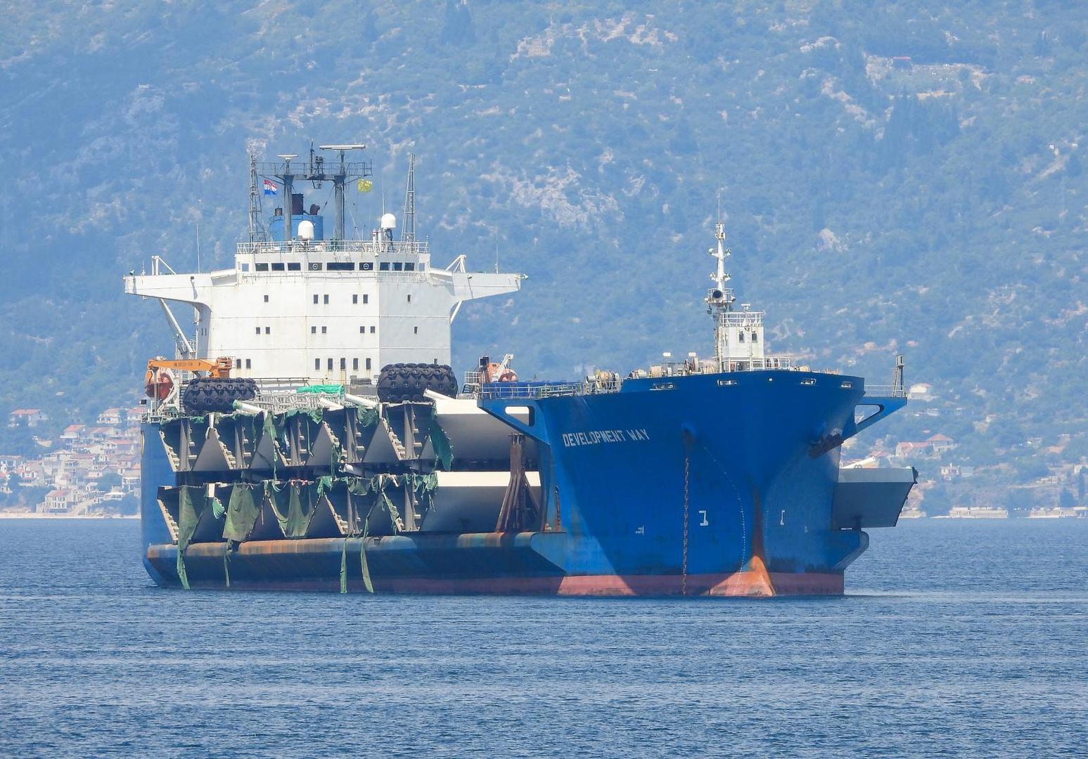 Brod s preostalim elementima Pelješkog mosta stigao danas pred luku Ploče.