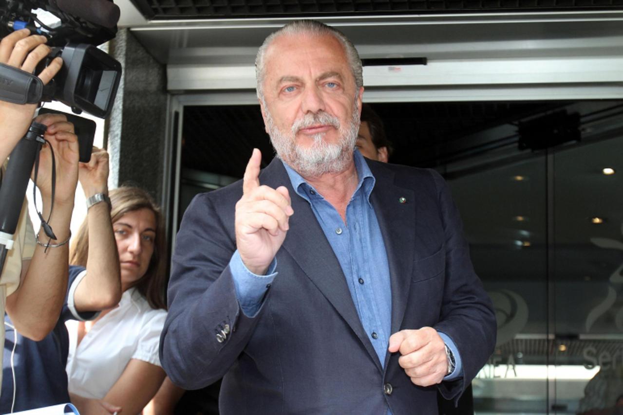 'Il presidente del Napoli calcio Aurelio De Laurentis oggi, 4 luglio 2012, al suo arrivo in via Rosellini, a Milano, per partecipare all\'assemblea di Lega Serie A. ANSA / MATTEO BAZZI'