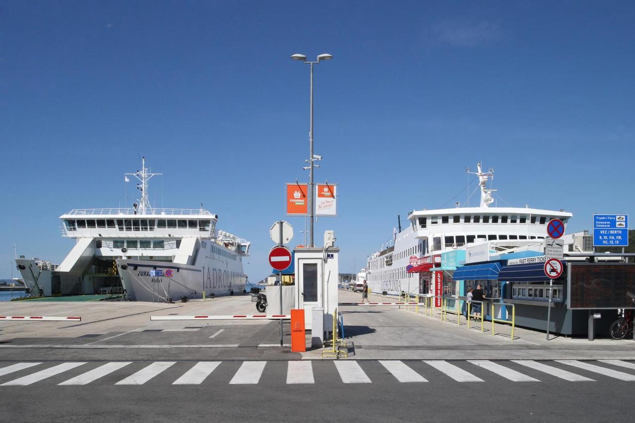 Nestvarne slike iz splitske trajektne luke u sredini lipnja