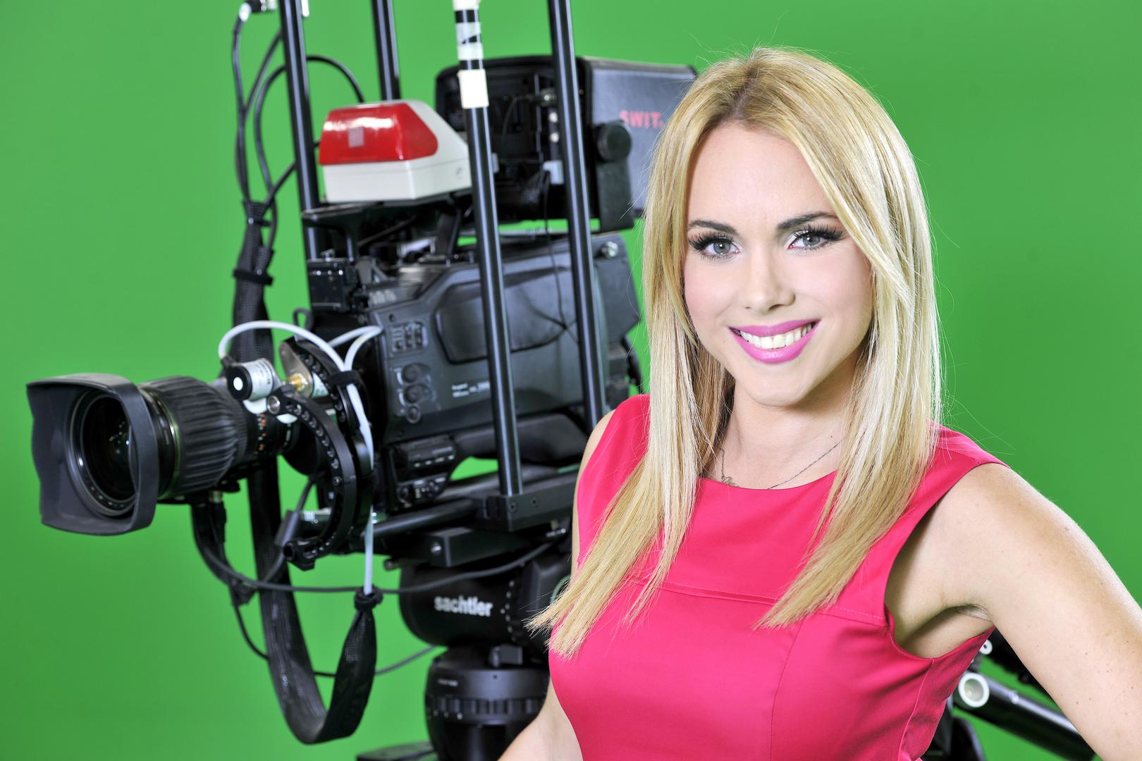 Voditeljica Mirna Maras Batinić karijeru na televiziji započela je kao ''Bingo djevojka'' na HRT-u, nakon čega je prešla na Novu TV gdje je prezentirala vremensku prognozu.