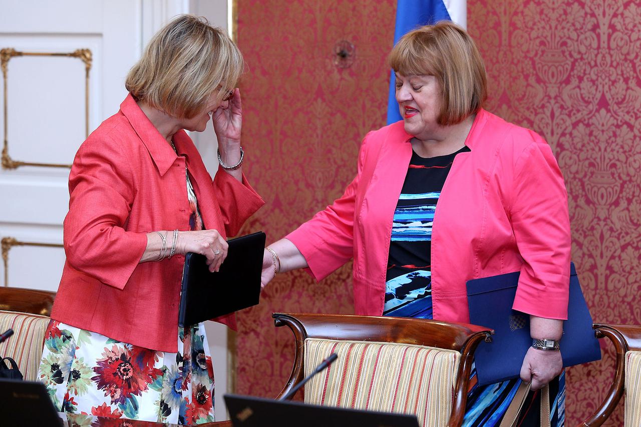 02.07.2015., Zagreb - U Banski dvorima odrzana je redovita sjednica Vlade RH, na kojoj je, uz ostalo,  donesena odluka o Imunoloskom zavodu. Ministrice Vesna Pusic i Anka Mrak Taritas modno uskladjene dosle na sjednicu Vlade. Photo: Patrik Macek/PIXSELL
