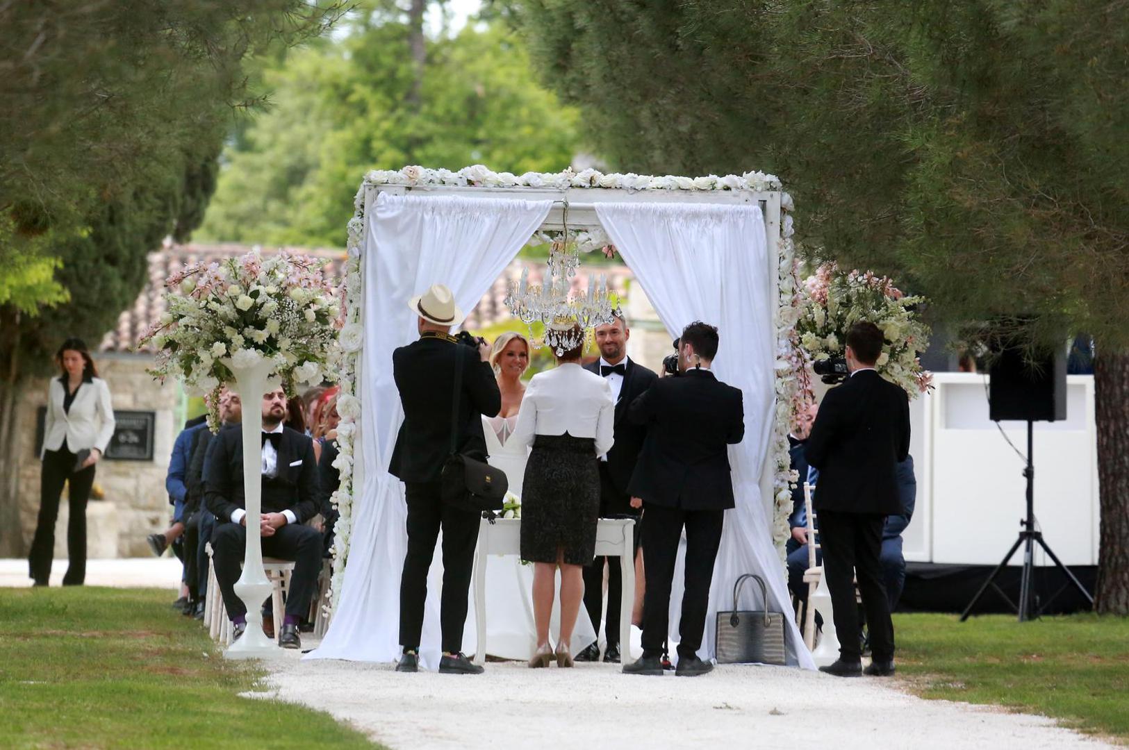 Maja i Nenad vjenčali su se 2019. godine nakon godinu i pol veze, a u nastavku vam donosimo fotografije s vjenčanja koje se odvilo u čarobnom okruženju imanja Meneghetti u istarskim Balama.