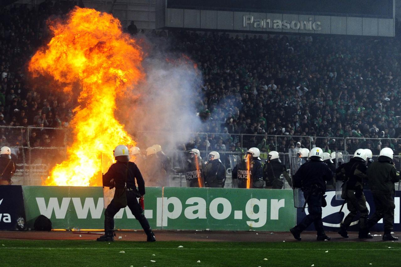 Navijači Grčka neredi Panathinaikos (1)