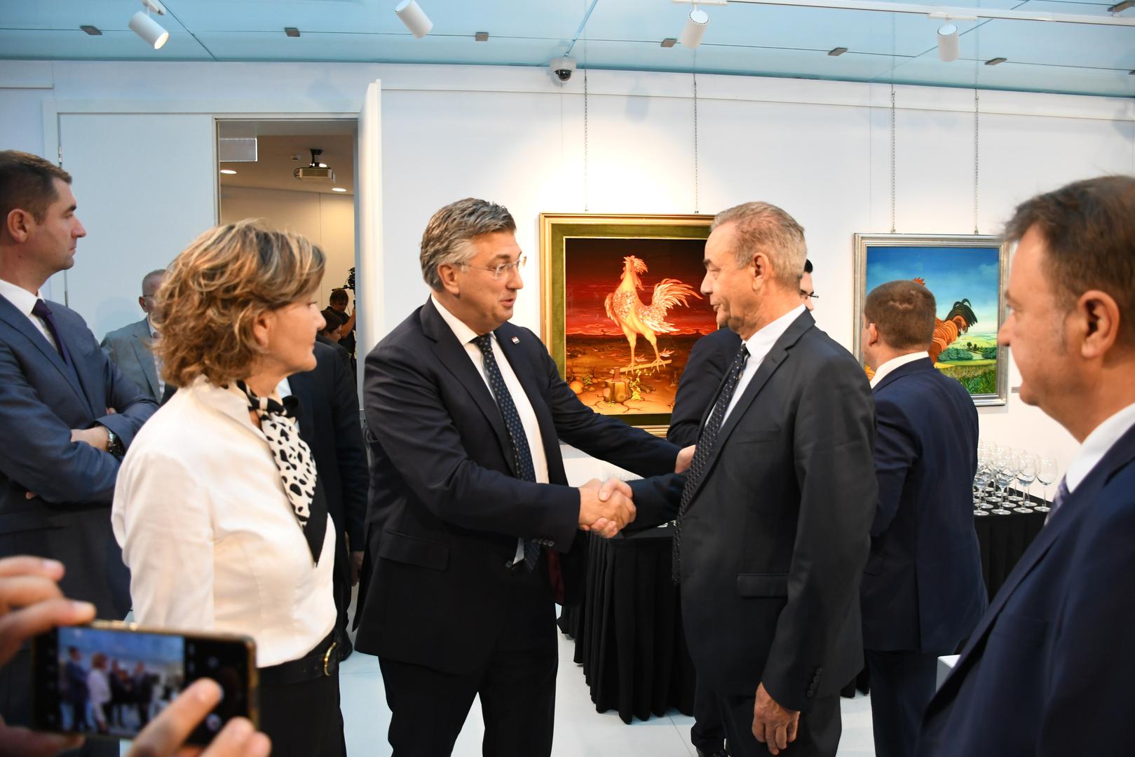 03.10.2023., Koprivnica - U sjedistu Podravke u Ulici Ante Starcevica odrzana je konferencija "Hrvatska kakvu trebamo" u organizaciji Vecernjeg lista. Ovogodisnja konferencija pod nazivom "Izazovna vremena i zenska snaga" posvecena je zenskom leadershipu te odgovara na pitanja mogu li zene na liderskim pozicijama bolje odgovoriti na krizu i izazove te u jesu li krizna vremena prilika za probijanje magicnog staklenog stropa za zene u biznisu. predsjednik Vlade RH Andrej Plenkovic, zupan Koprivnicko-krizevacke zupanije Darko Koren Photo: Damir Spehar/PIXSELL