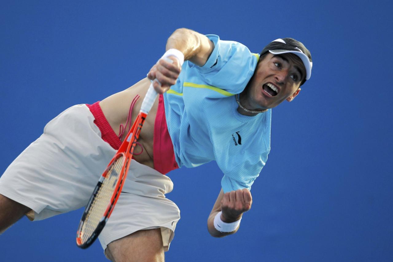 'Ivan Dodig of Croatia serves against Spain\'s Juan Carlos Ferrero during the Australian Open tennis tournament in Melbourne January 19, 2010.  REUTERS/Tim Wimborne  (AUSTRALIA - Tags: SPORT TENNIS)'