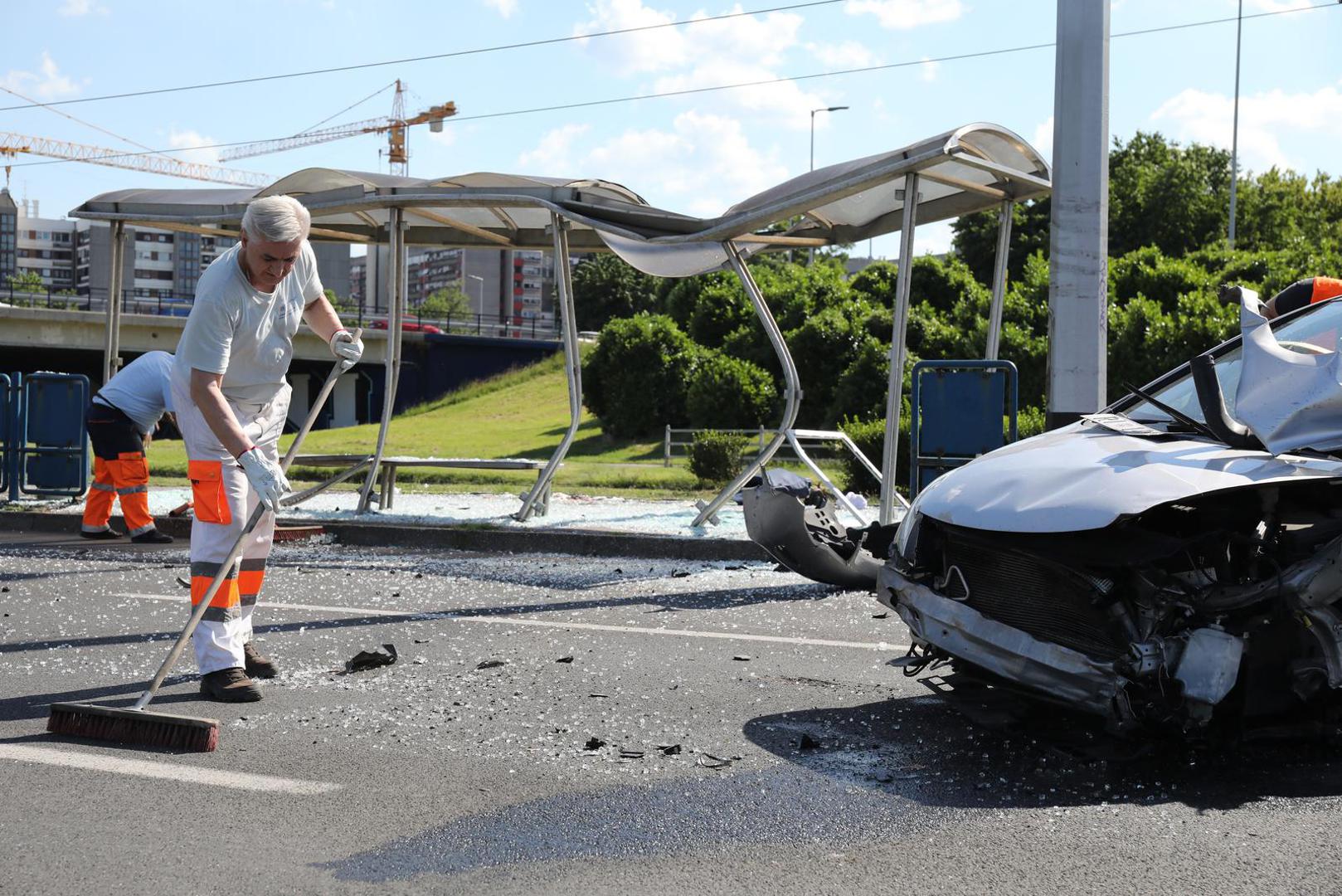 11.06.2022.,Zagreb - Vise ljudi ozlijedjno je u teskoj nesreci na Aveniji Marina Drzica .Vozac je automobilom pokupio tramvajsku stanicu na kojoj je bilo pjesaka Photo: Emica Elvedji/PIXSELL