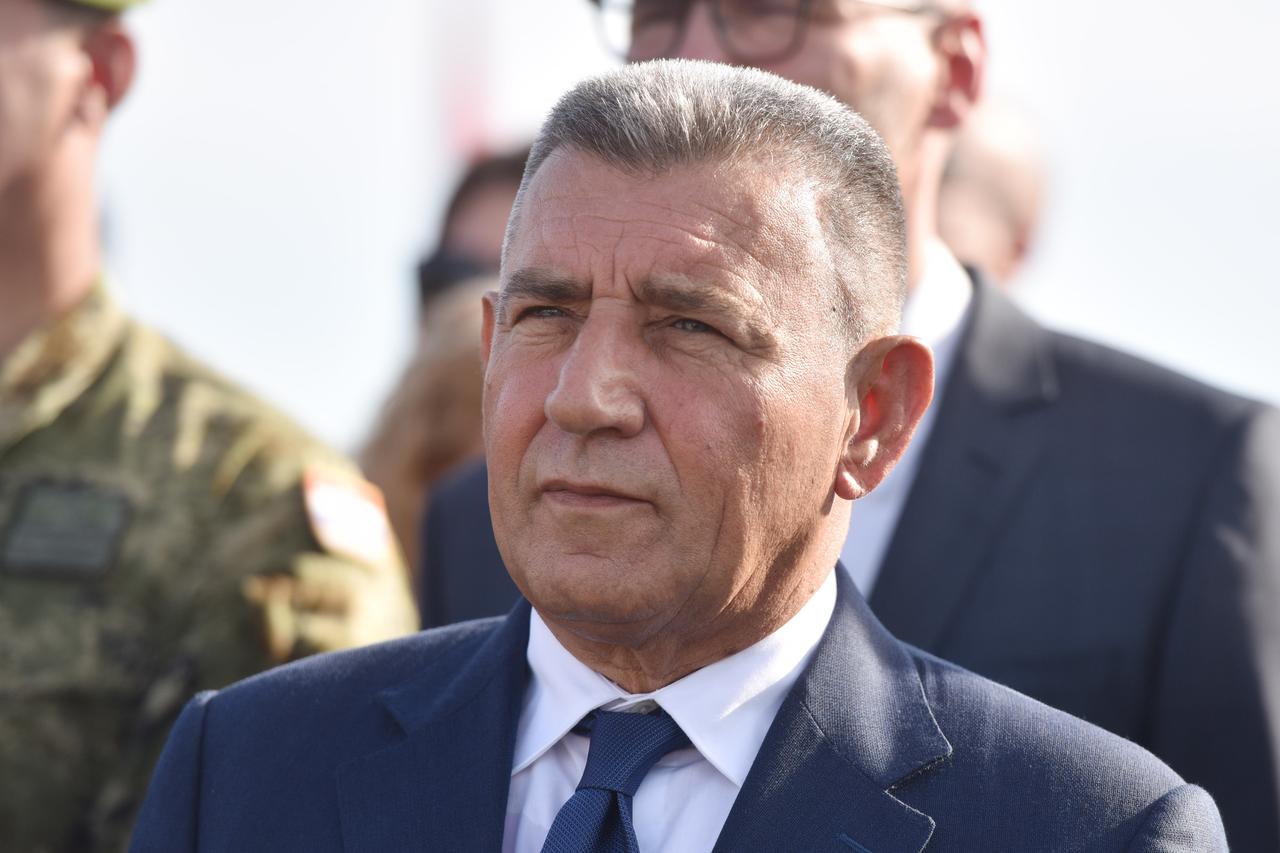 Ante Gotovina, glavni junak cijele priče ne želi se izjašnjavati o filmu i seriji, već kaže kako to nipošto nije njegov posao
