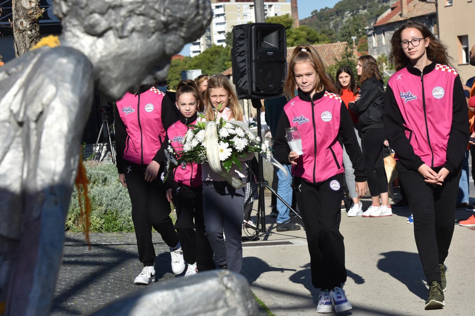 22.10.2020., Sibenik - Sredisnja proslava 56. rodjendana kosarkasa Drazena Petrovica odrzana je na njegovom spomeniku na Baldekinu. Uz brojne sportske klubove grada Sibenika pocast Drazenu Petrovicu odali su i gradski celnici.Photo: Hrvoje Jelavic/PIXSELL