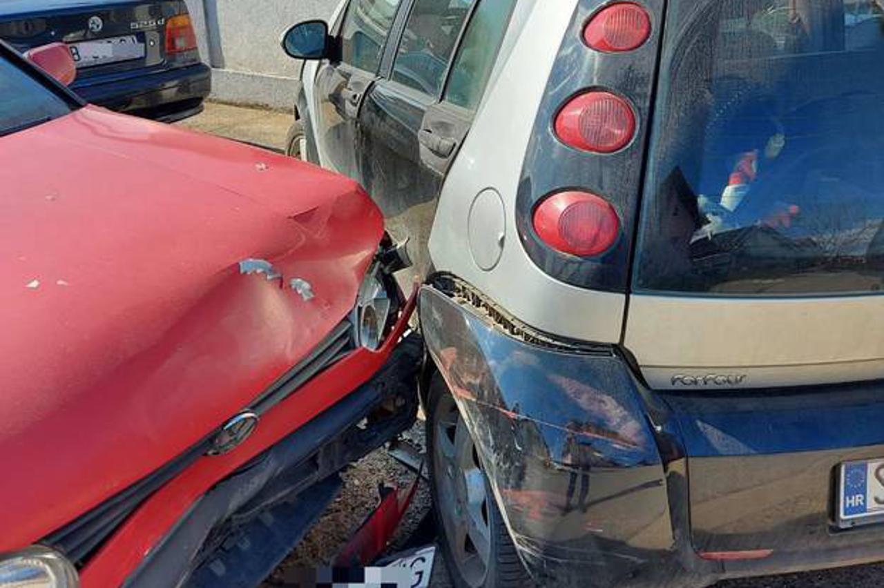 Dječaci ukrali auto u Slavonskom Brodu pa oštetili druga vozila