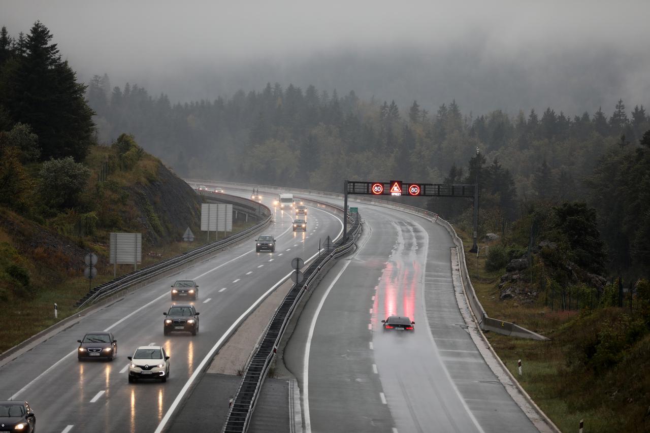 Delnice: Kiša, magla i vjetar otežavaju promet na autocesti A6