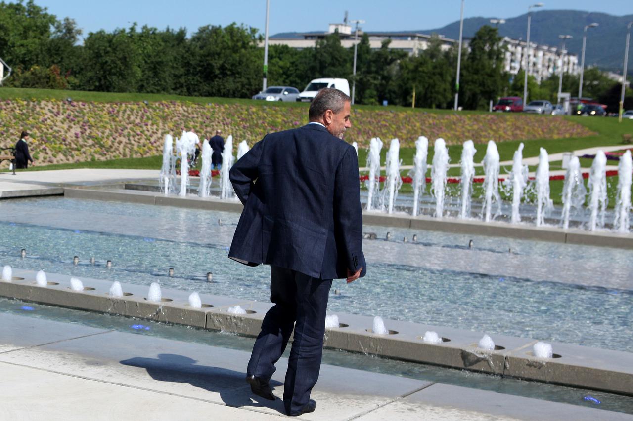 21.05.2013., Zagreb - Nakon rezultata na lokalnim izborima gradonacelnik Milan Bandic vratio se svakodnenim aktivnostima i obisao radnike koji uredjuju prostor oko fontana u ulici Hrvatske Bratske Zajednice. Photo: Patrik Macek/PIXSELL