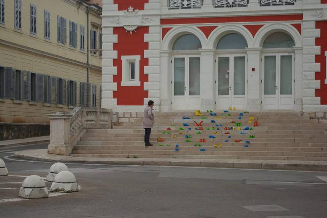 Neobična instalacija ispred zgrade učilišta