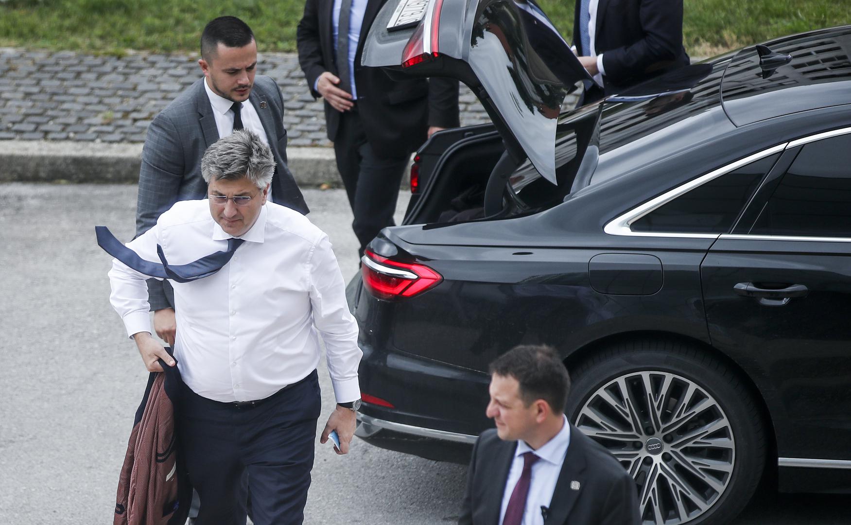 Premijer Andrej Plenković svoj je sako, pak, nosio u ruci dok mu je kravata lepršala na vjetru. 