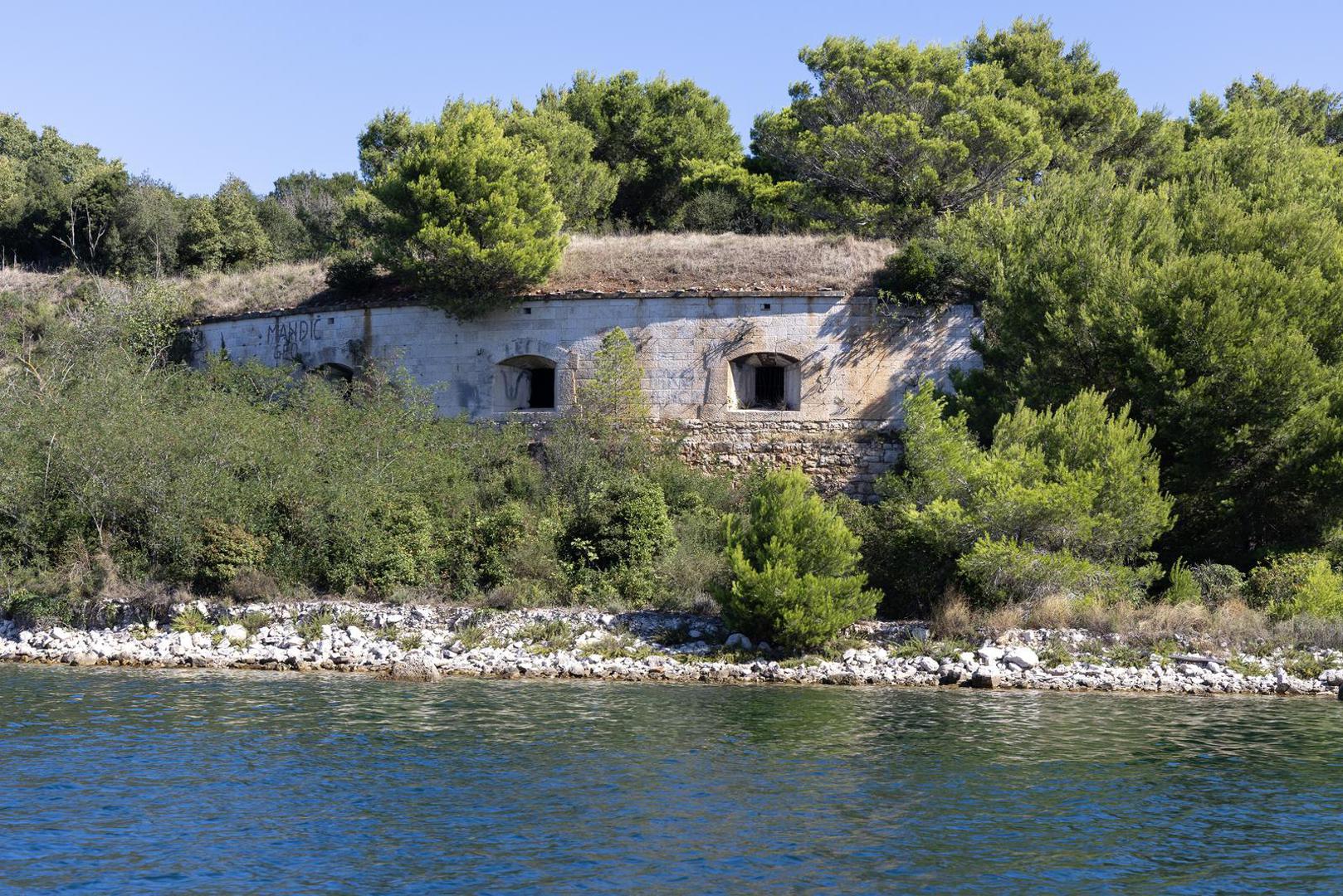 Djelatnici pulske komunalne tvrtke Herculanea počeli su čistiti otok od smeća i raslinja, no trebat će vremena da se očisti, sanira i popravi sve što je potrebno kako bi boravak bio siguran.