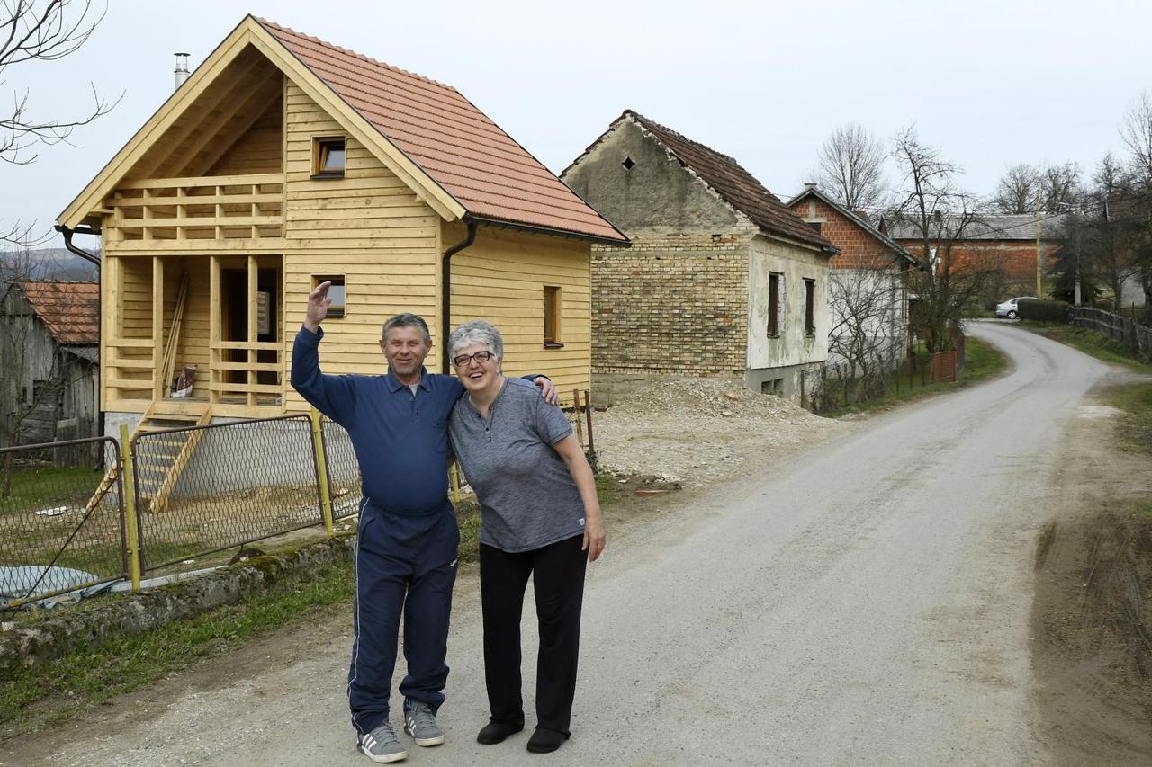 Obitelj Vujnović dobila drvenu kuću koju su izradili volonteri iz Austrije