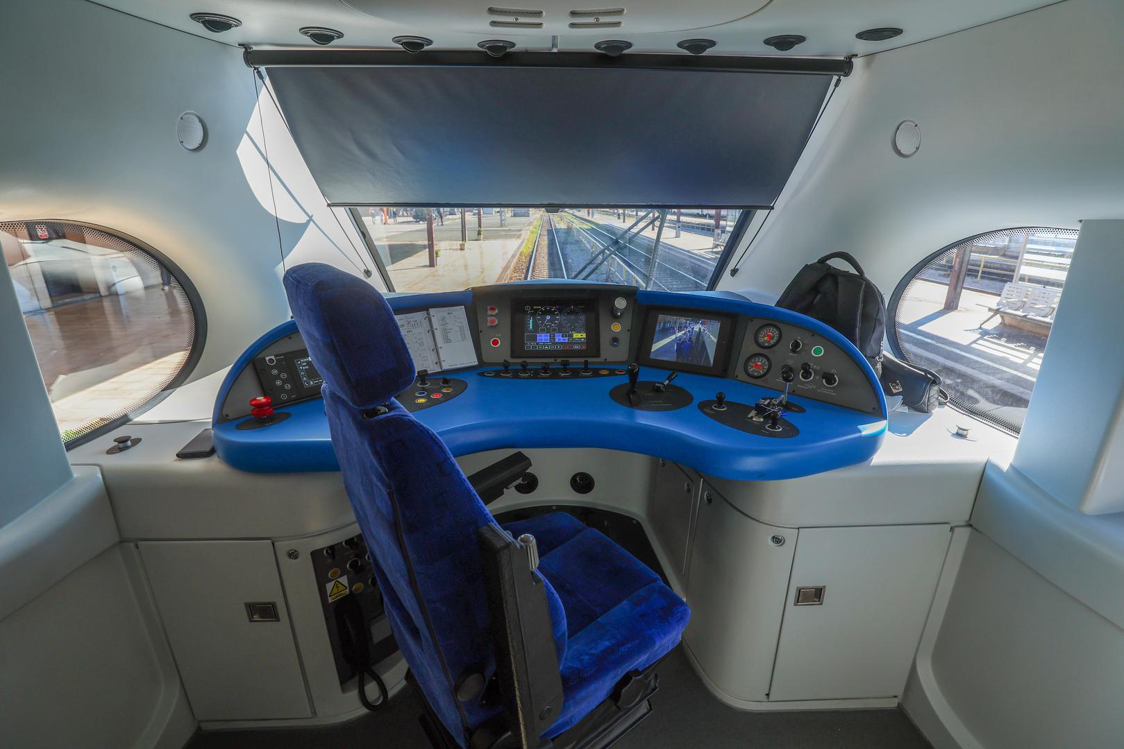 Baterijski vlak proizvela je tvrtka KONČAR – Električna vozila u sklopu projekta Primjena zelenih tehnologija u željezničkom putničkom prijevozu, koji se financira iz Nacionalnog plana oporavka i otpornosti (NPOO). Vrijednost projekta iznosi 17,1 milijun eura, od čega se 13,3 milijuna financira europskim sredstvima.

