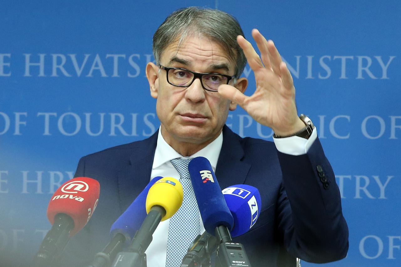 30.12.2016., Zagreb - U prostorijama Ministarstva turizma, ministar turizma Gari Cappelli predstavio rezultate turistickog prometa u 2016. godini te najavio aktivnosti i ocekivanja za 2017.godinu.  Photo: Robert Anic/PIXSELL