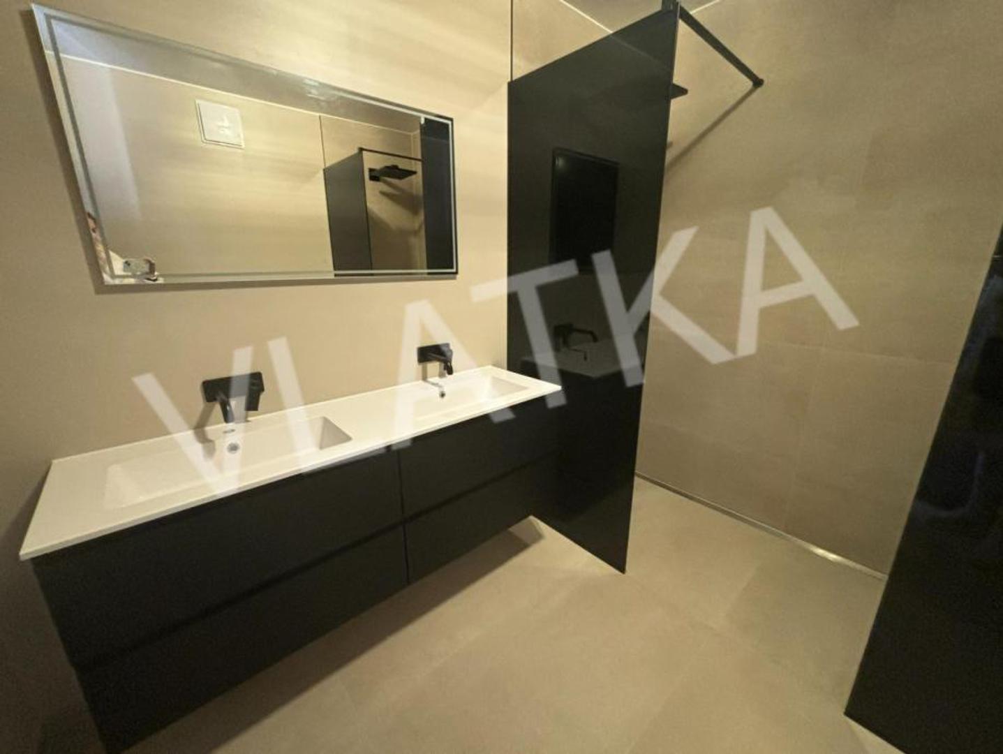 Sastoji se od dvije etaže (suterena i podruma) te vrta