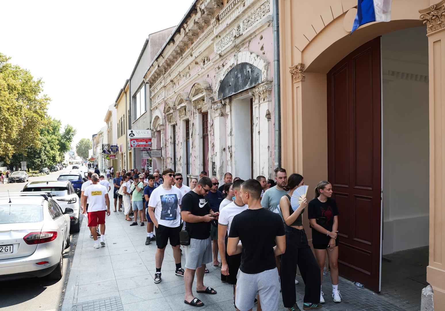 Organizatori obećavaju produkciju koja će postaviti nove standarde na domaćoj sceni. - Očekuje nas produkcija svjetske razine koja će ovaj koncert učiniti jednim od najspektakularnijih glazbenih događaja u Hrvatskoj - stoji u službenom priopćenju na društvenim mrežama glazbenika.