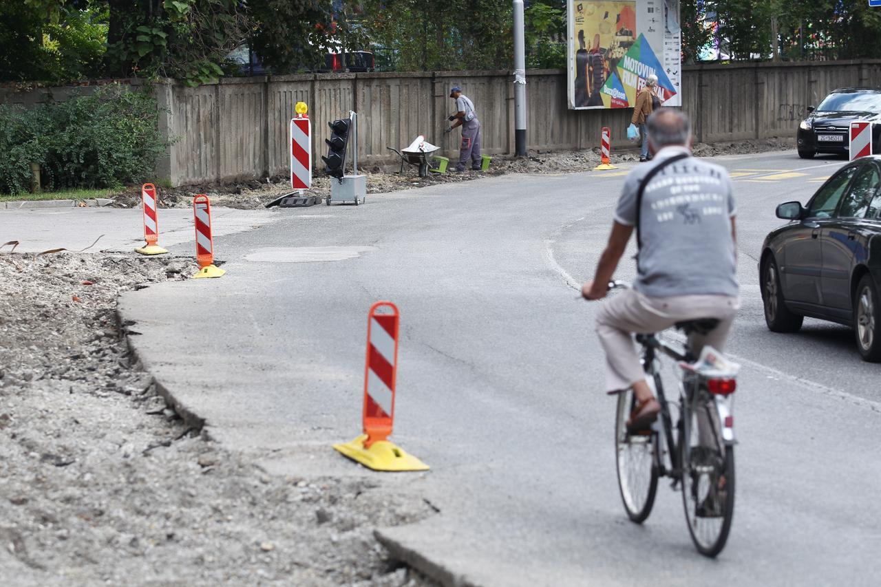 25.08.2014., Zagreb - Radovi na uredjenju kolnika u Strojarskoj ulici. Zbog radova promet se odvija priveremnom regulacijom. Radovi bi trebali zavrsiti do 01.09. Photo: Zeljko Lukunic/PIXSELL