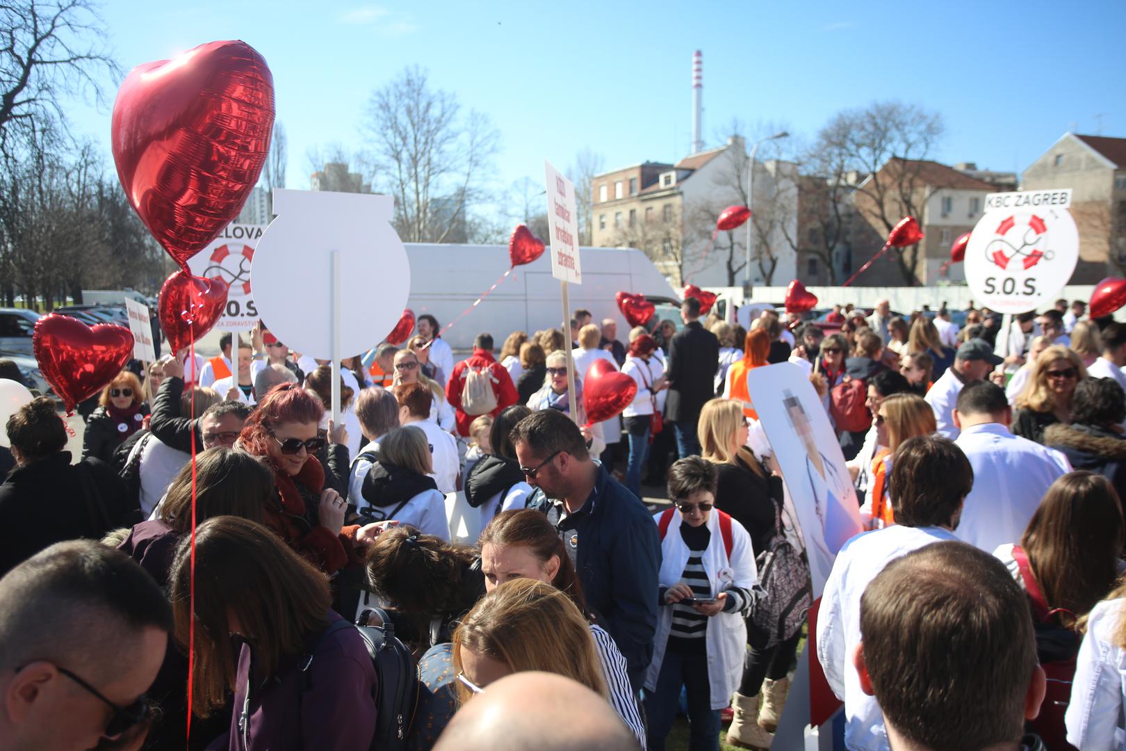 18.03.2023., Zagreb - Pod sloganom "SOS za zdravstvo", pet krovnih lijecnickih udruga organiziralo je veliki prosvjed na Trgu sv. Marka kojim su iskazali nezadovoljstvo svojim statusom, placama, ali i cjelokupnim stanjem u zdravstvenom sustavu.  Photo: Lovro Domitrovic/PIXSELL