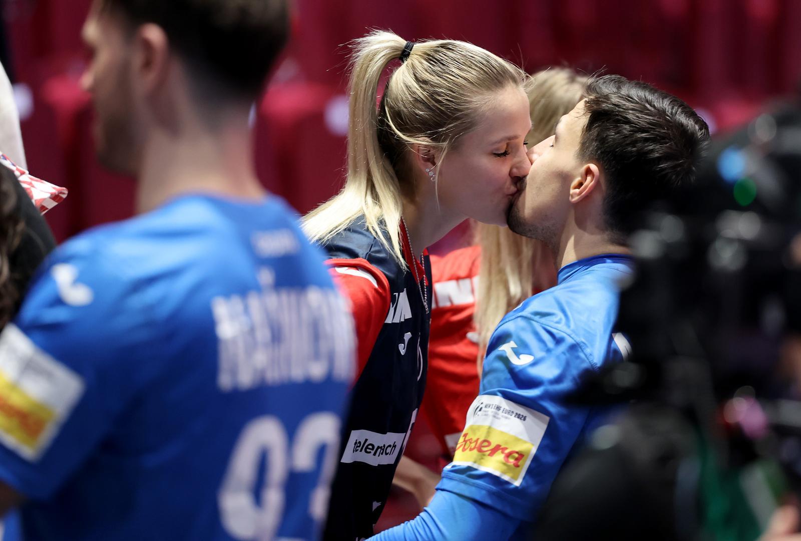 Nakon pobjede nad Švicarskom hrvatski rukometaši slavili su u društvu ljepših polovica i članova obitelji. Ivan Martinović nije trebao ni zaigrati protiv Švicarske zbog ozljede noge, ali stisnuo je zube i tražio od izbornika da ga stavi u igru. Pobjedu je proslavio poljupcem sa suprugom Miriam.