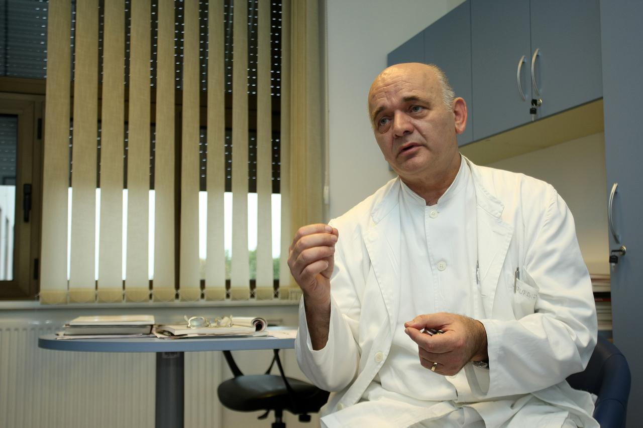 06.10.2010., KBC Zagreb, Zagreb - Muharem Jaksic dao je dio svoje jetre sinu Sabanu i tako mu spasio zivot. Danas izlazi iz bolnice Rebro, a po njega je dosla supruga Ankica s drugim sinom Sebastijanom. Doktor Mate Skegro.  