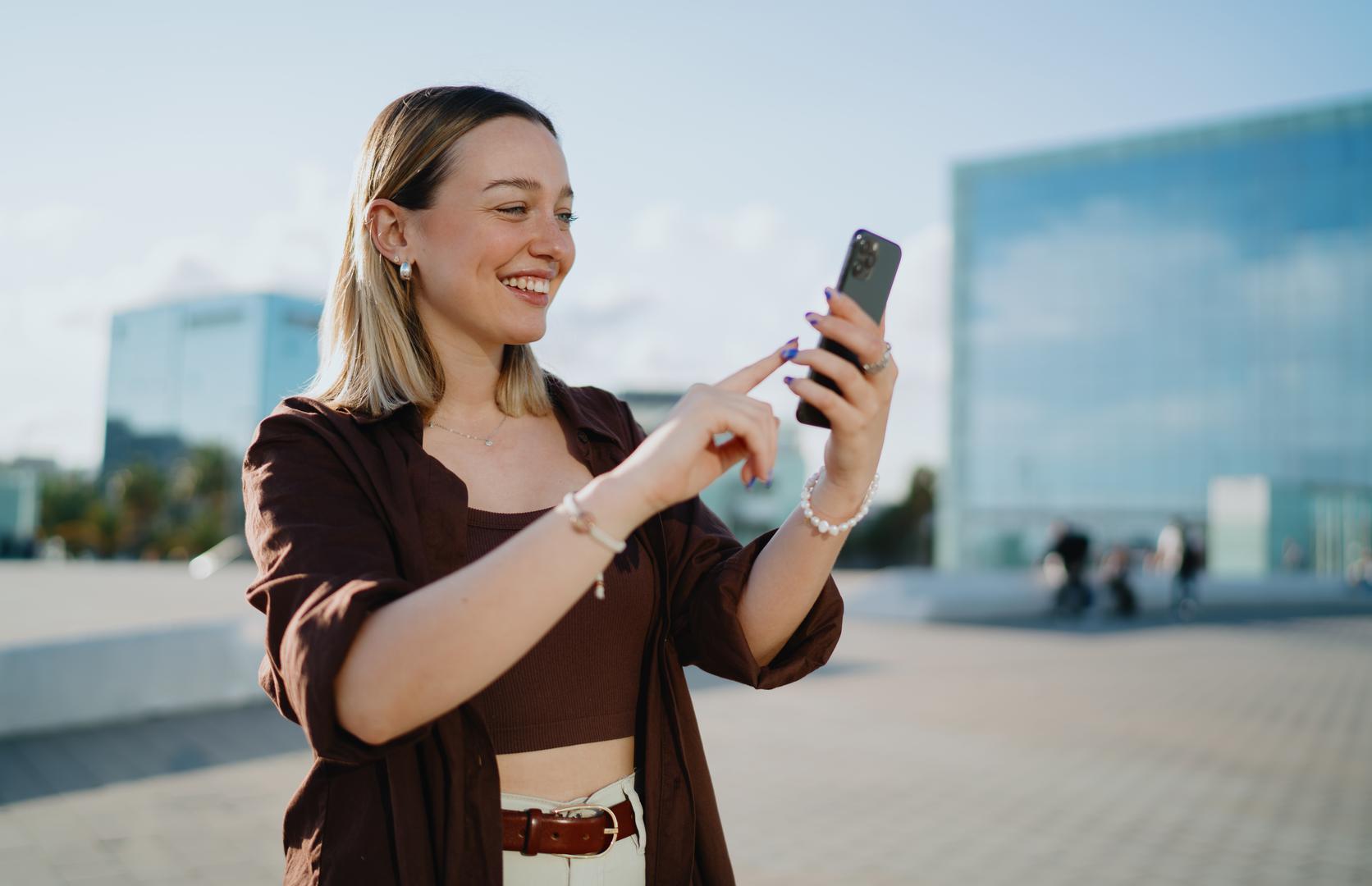 Ribe – intuitivne i povezane s “dobrim slučajnostima”: Ribe imaju snažnu intuiciju i nevjerojatnu sposobnost da osjete pravi trenutak. Kao da ih neka unutarnja sila vodi kroz život, pa i izazovne situacije pretvaraju u nešto pozitivno. Njihova emocionalna dubina i duhovna povezanost često ih vode prema sretnim izborima – čak i kada toga nisu svjesne.