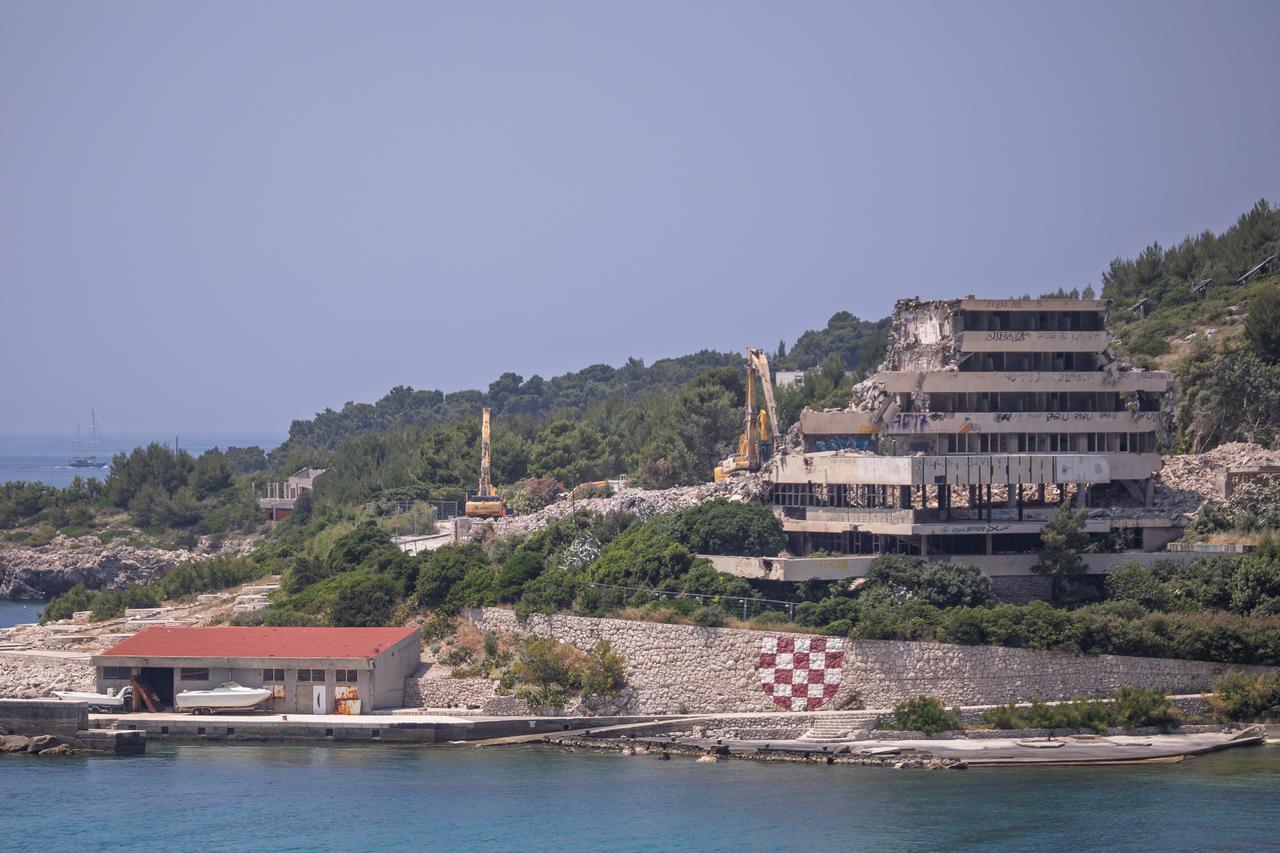Kupari: Rušenje hotela Pelegrin