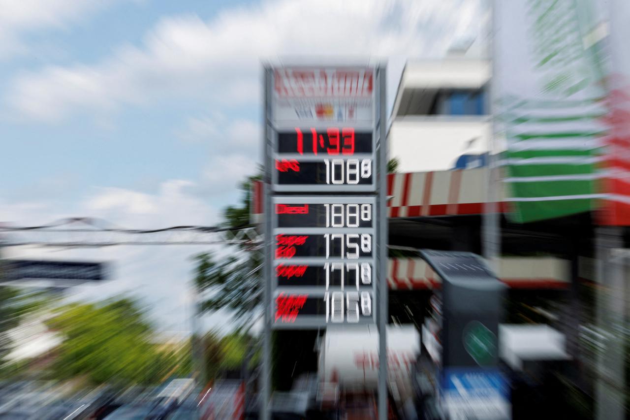FILE PHOTO: Cars queue at a gas station in Graefelfing near Munich