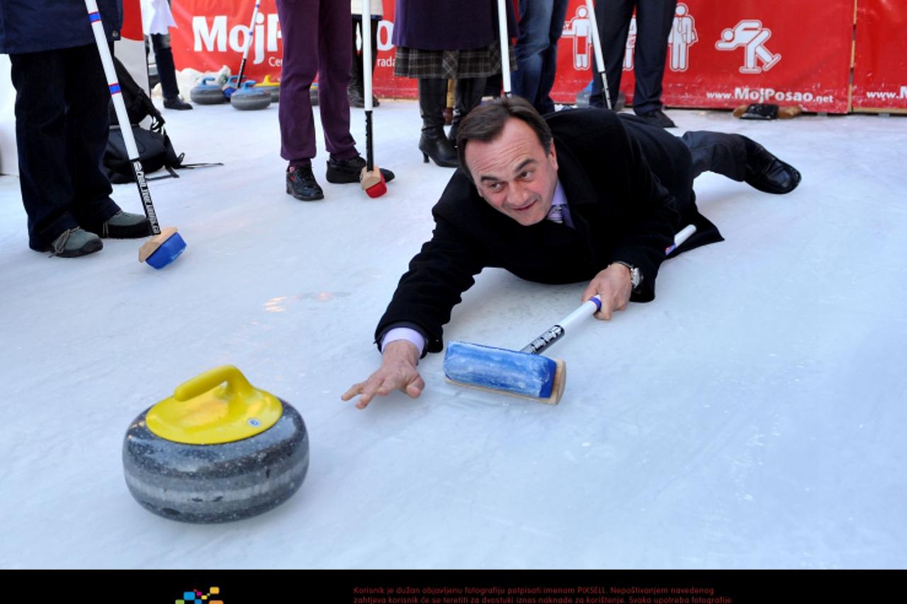\'09.02.2011., Zagreb - Britanski dani u Zagrebu. Saborski zastupnici odmjerili snage protiv predstavnika Britanskog veleposlanstva u curlingu. Ante Kulusic. Photo: Marko Lukunic/PIXSELL\'