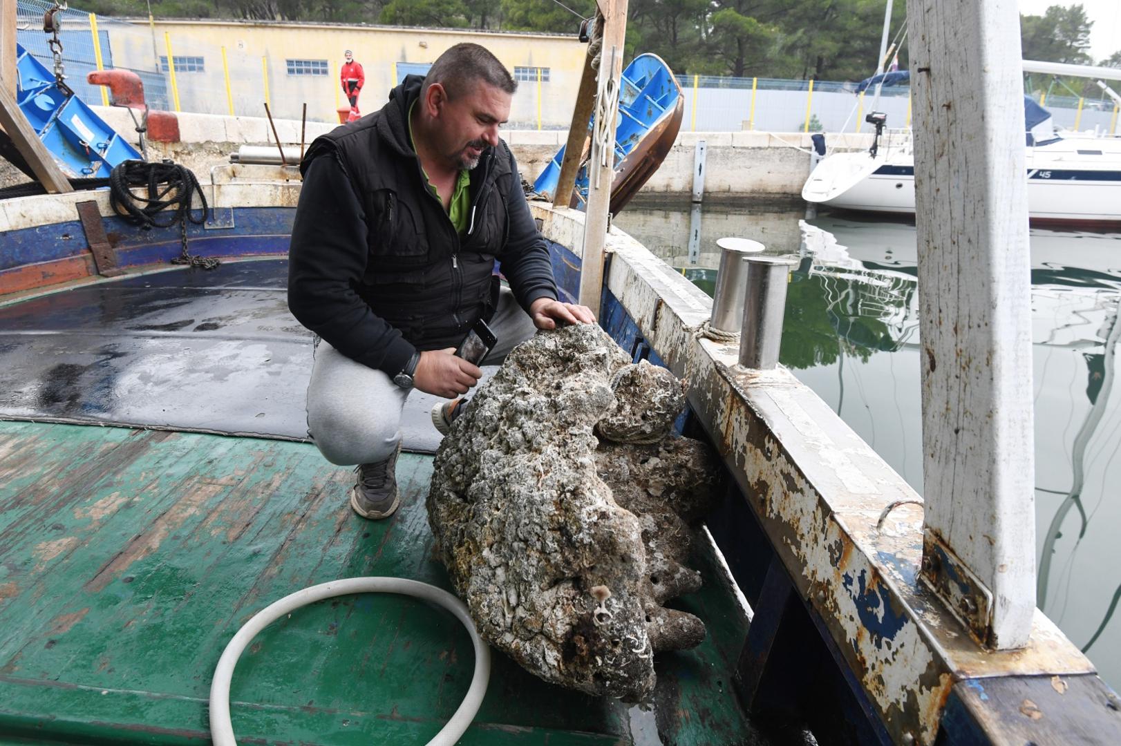 Zvao je sve mjerodavne službe, ali nitko nije želio doći pogledati o čemu se radi.