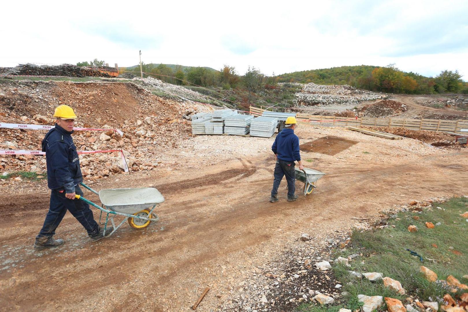 14.10.2020., Perusic - Reportaza iz Kosinja, mjesta u Lici koje ce zbog gradnje hidroelektrane biti potopljeno. Mjestani ce biti izseljeni, a za dio njih gradi se stambena zgrada u sredistu Perusica.Gradiliste pristupne ceste za gradnju hidroelektrane.
Photo: Kristina Stedul Fabac/PIXSELL