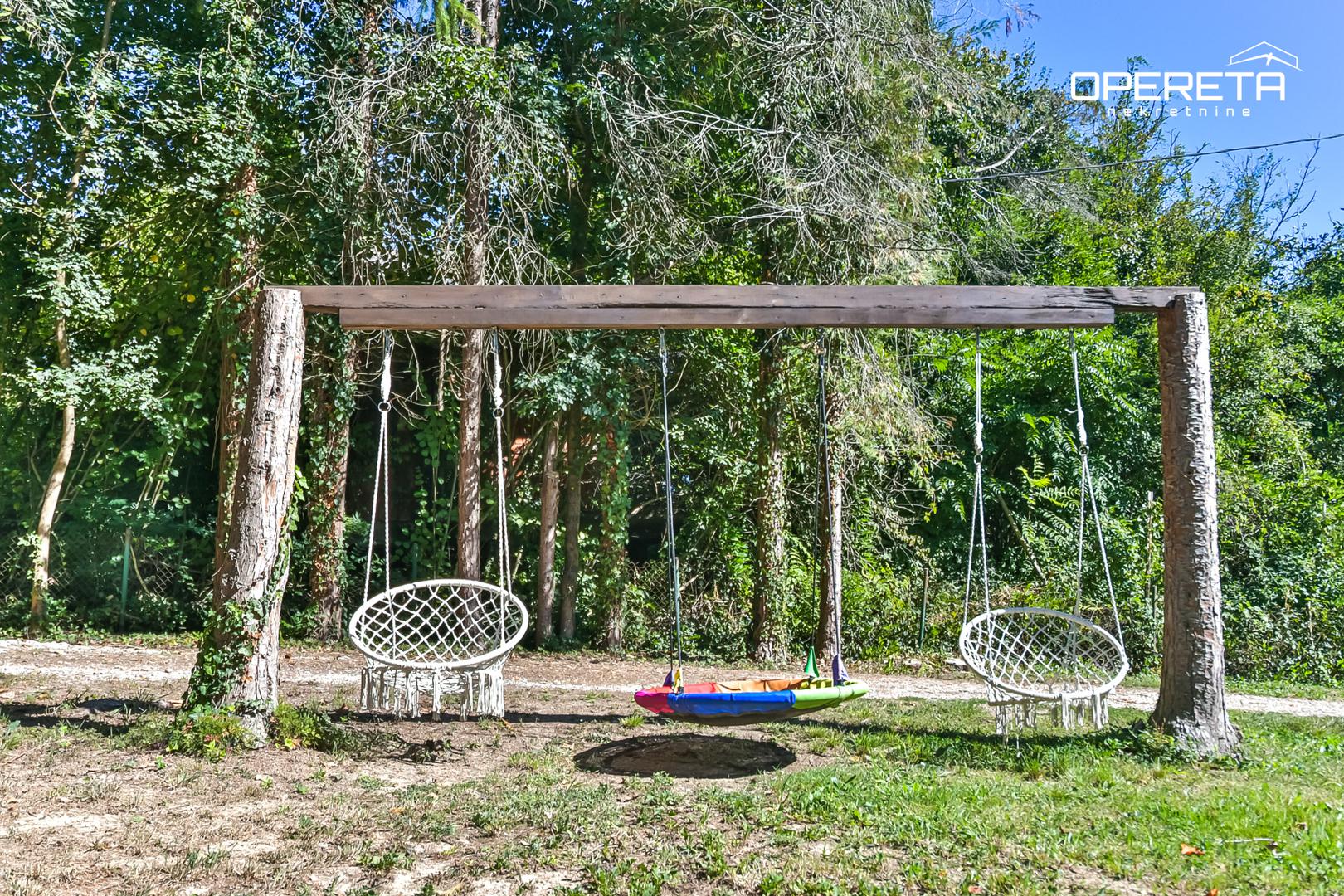 Nekretnina je potpuno obnovljena – instalacije su nove, napravljena je hidroizolacija i drenaža, a korišteni su kvalitetni materijali, što znači da je kuća sigurna i spremna za useljenje bez dodatnih ulaganja.

